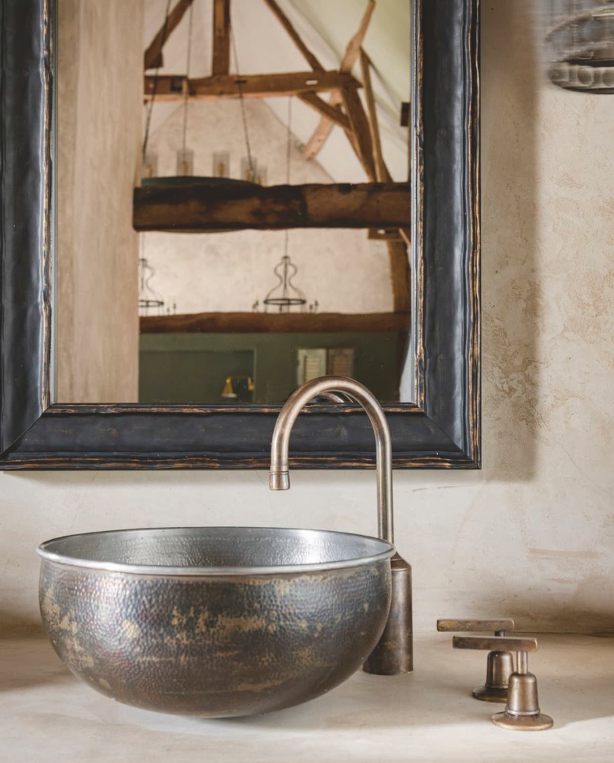 Verouderde messing kommen Taps & Baths, verhoogde kraan op maat gemaakt. vtwonen Landelijk 05-2026 | productie Tabs & Baths | fotografie Claude Smekens