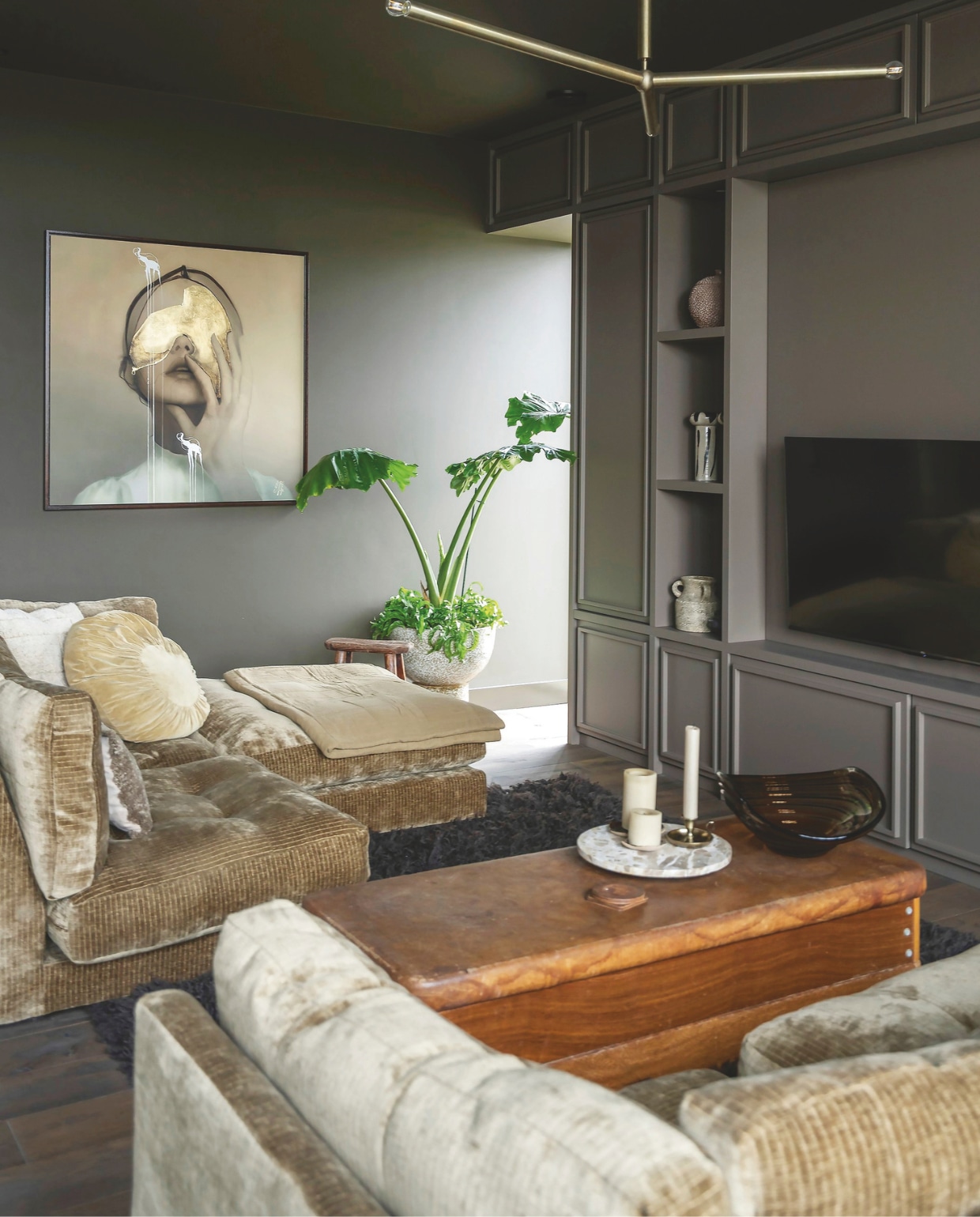 Banken Spektakel Wonen. Marmeren plateau Fonq. Wandkast ontworpen door Jet, gemaakt door Frame Interieurbouw. Vloerkleed HKliving. Plafondlamp Etsy. Kunstwerk Chris Luka. Kleur wand en plafond F4.16.22 van Sikkens, wandkast Soho van Lab colour the world, binnenkant kast Praliné van Pure & Original.