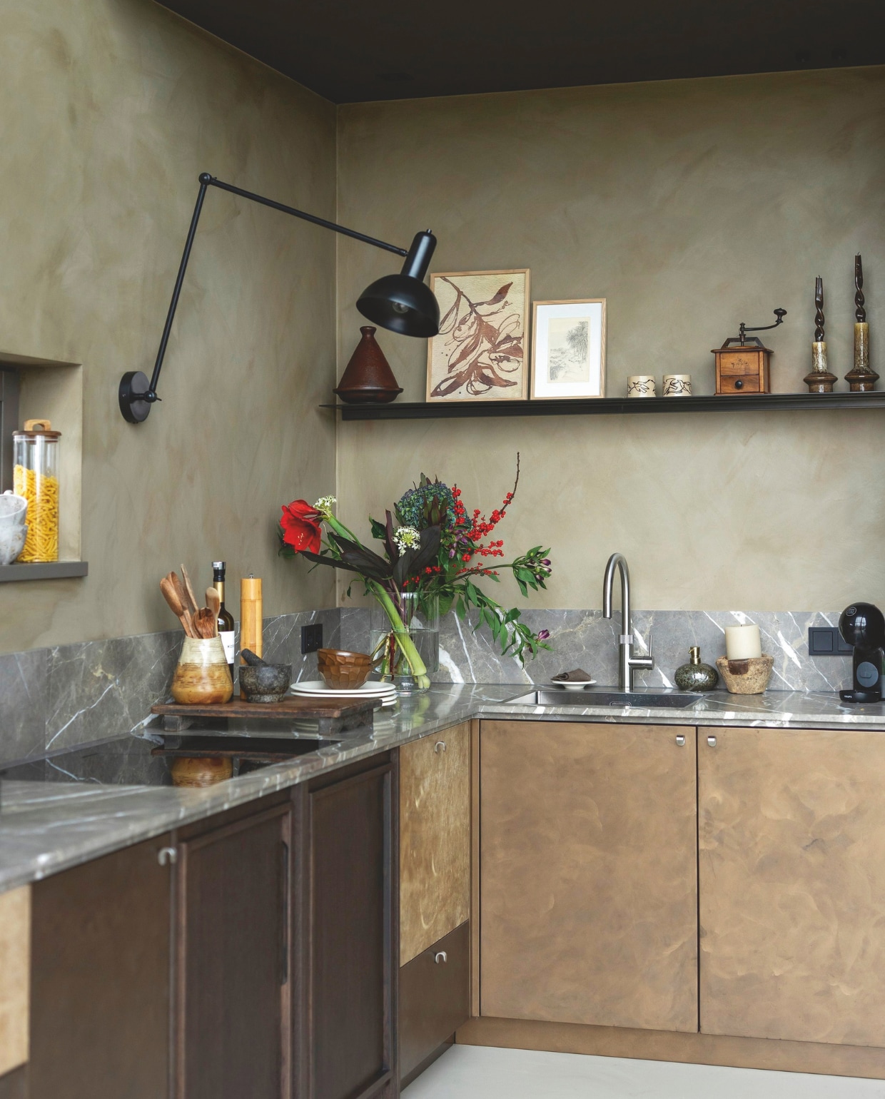 Serviesgoed en potten deels uit kringloopwinkels en van Zara Home. Kraan Quooker. vtwonen 05-2026 | styling Jet Hendriks | fotografie Lotte van Uittert