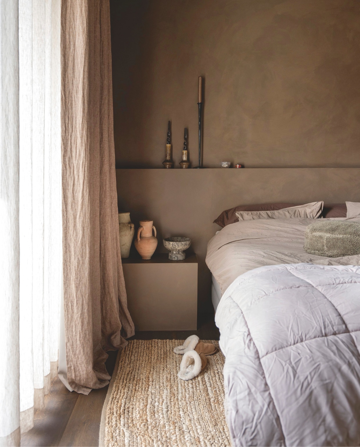 Gordijnen Heijligers Roelofs Wonen. Vazen op nachtkastje kringloopwinkel. Beddengoed Suite 702. Sloffen Ugg. Wand geverfd in kalkverf Charcoal van Lab colour the world. vtwonen 05-2026 | styling Jet Hendriks | fotografie Lotte van Uittert
