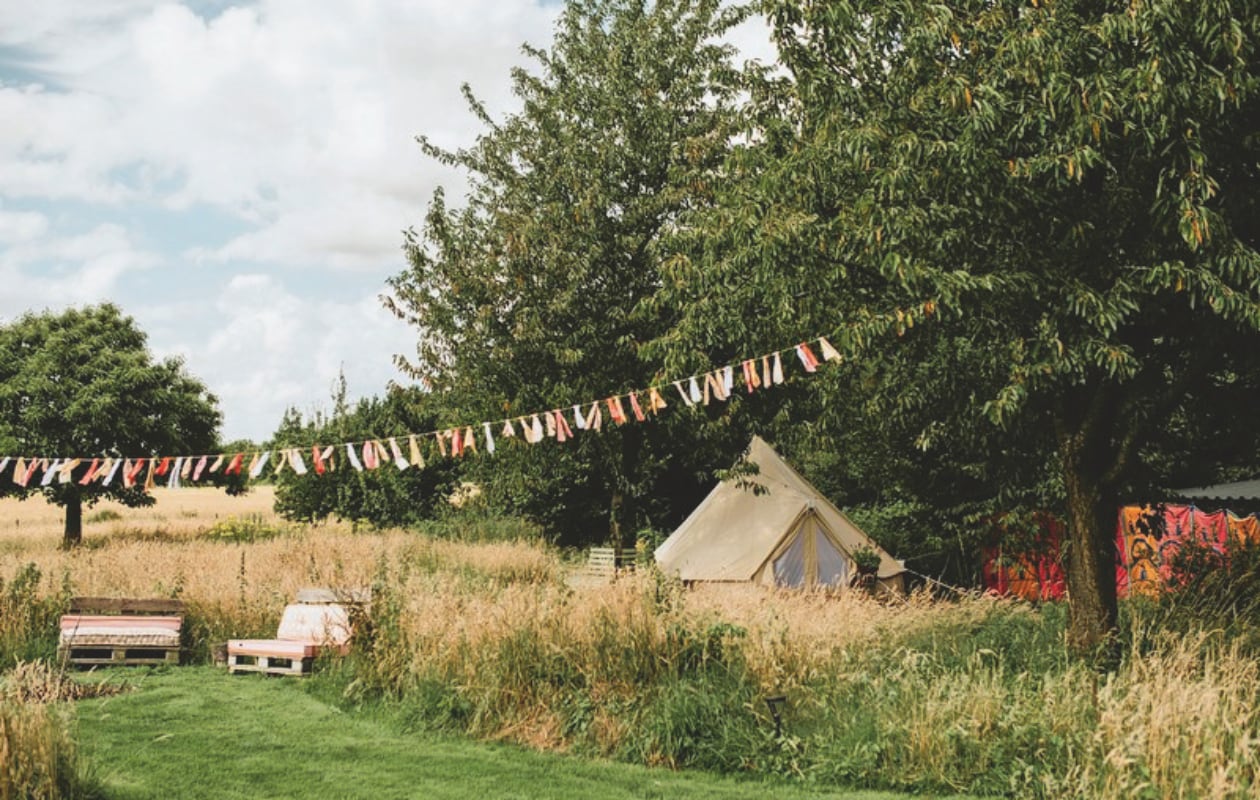 Er is genoeg plek onder de bomen. vtwonen zomerspecial 2026 | styling Puck Hommerter, Eva Krebbers | fotografie Eva Krebbers (Tumbleweed & Fireflies Photography)