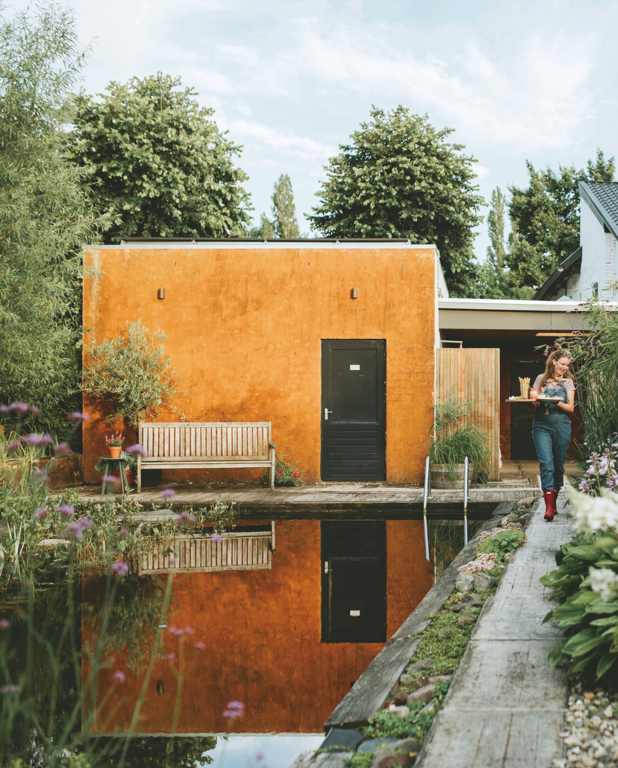 Muurkleur landbouwijzer gemengd met water. Bijzettafel Intratuin. zomerspecial 2026 | styling Puck Hommerter, Eva Krebbers | fotografie Eva Krebbers (Tumbleweed & Fireflies Photography)