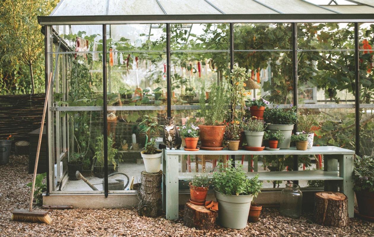 Kas Hobbyserres Stappaerts. Tafel en potten kringloop. Slinger zelfgemaakt. vtwonen zomerspecial 2026 | styling Puck Hommerter, Eva Krebbers | fotografie Eva Krebbers (Tumbleweed & Fireflies Photography)