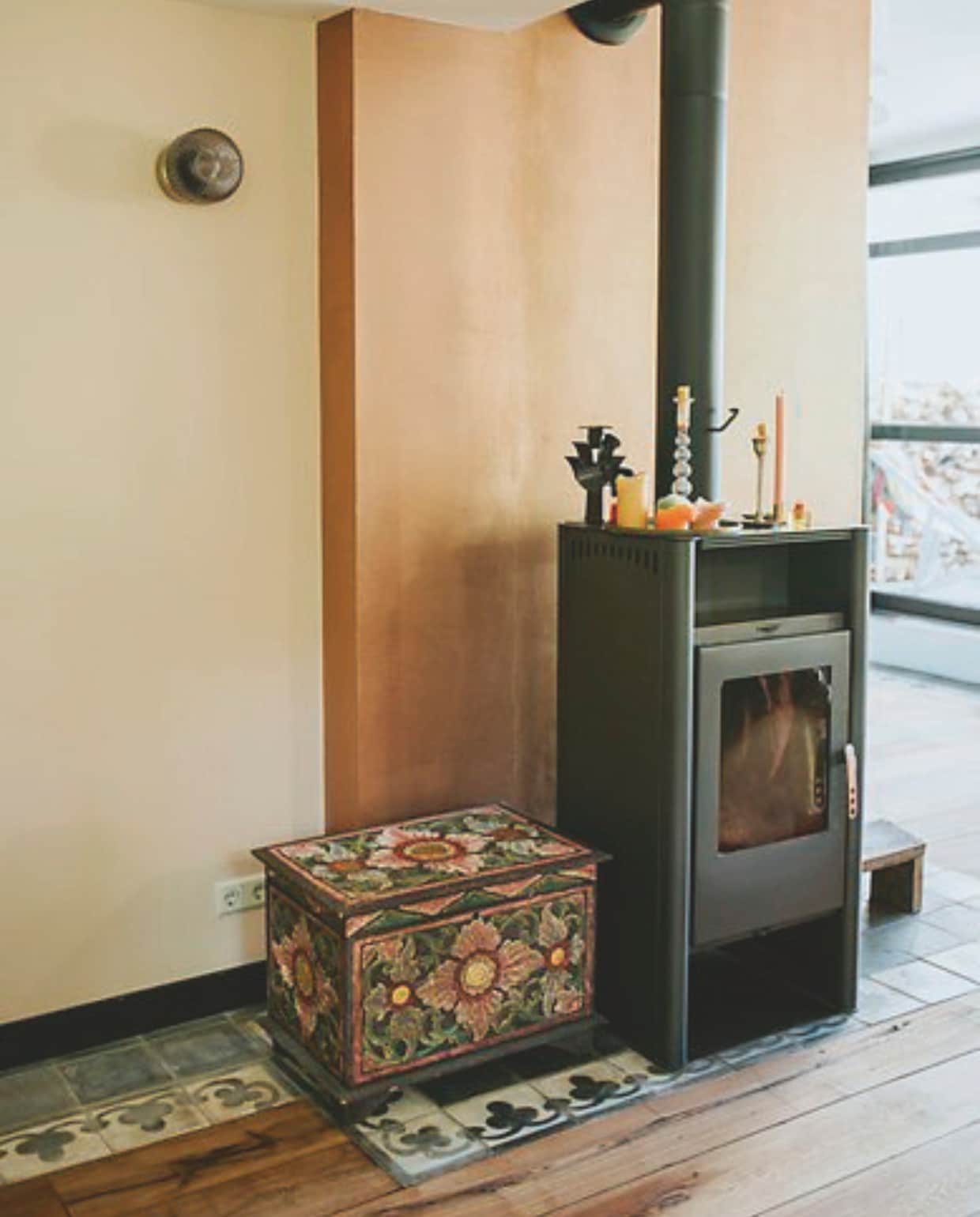 Muurkleur Light Mortar Pink van Farrow & Ball en Donker Metallic Brons van Flexa. Kist brocantemarkt Tongeren. vtwonen zomerspecial 2026 | styling Puck Hommerter, Eva Krebbers | fotografie Eva Krebbers (Tumbleweed & Fireflies Photography)