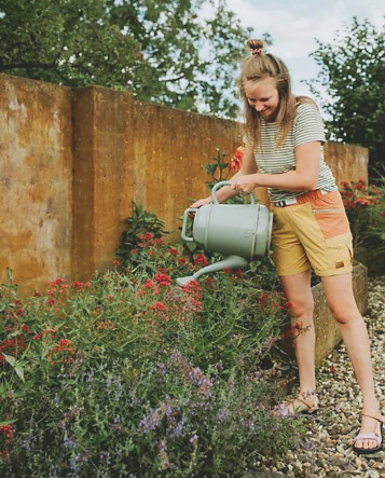 Puck geeft de planten in de zomer elke avond water. Soortgelijke gieter Xala. vtwonen zomerspecial 2026 | styling Puck Hommerter, Eva Krebbers | fotografie Eva Krebbers (Tumbleweed & Fireflies Photography)