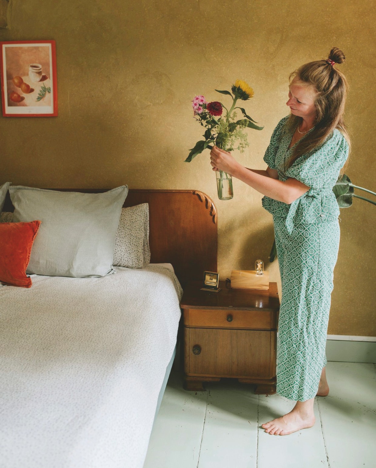 Muurkleur leemstuc. Bed kringloop. Beddengoed Ikea. Kussens HKliving, Ikea en Zara Home. Nachtkast kringloop. vtwonen zomerspecial 2026 | styling Puck Hommerter, Eva Krebbers | fotografie Eva Krebbers (Tumbleweed & Fireflies Photography)