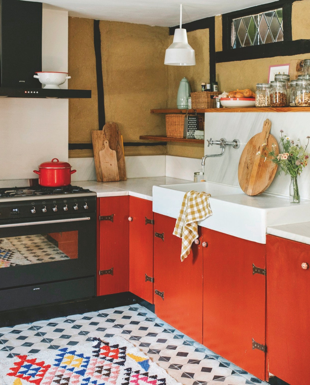 Keuken Kreidezeit lijnolieverf Rood via Kwarts en Co. Vergiet op afzuigkap Dille & Kamille. Kleed The Souks. vtwonen zomerspecial 2026 | styling Puck Hommerter, Eva Krebbers | fotografie Eva Krebbers (Tumbleweed & Fireflies Photography)
