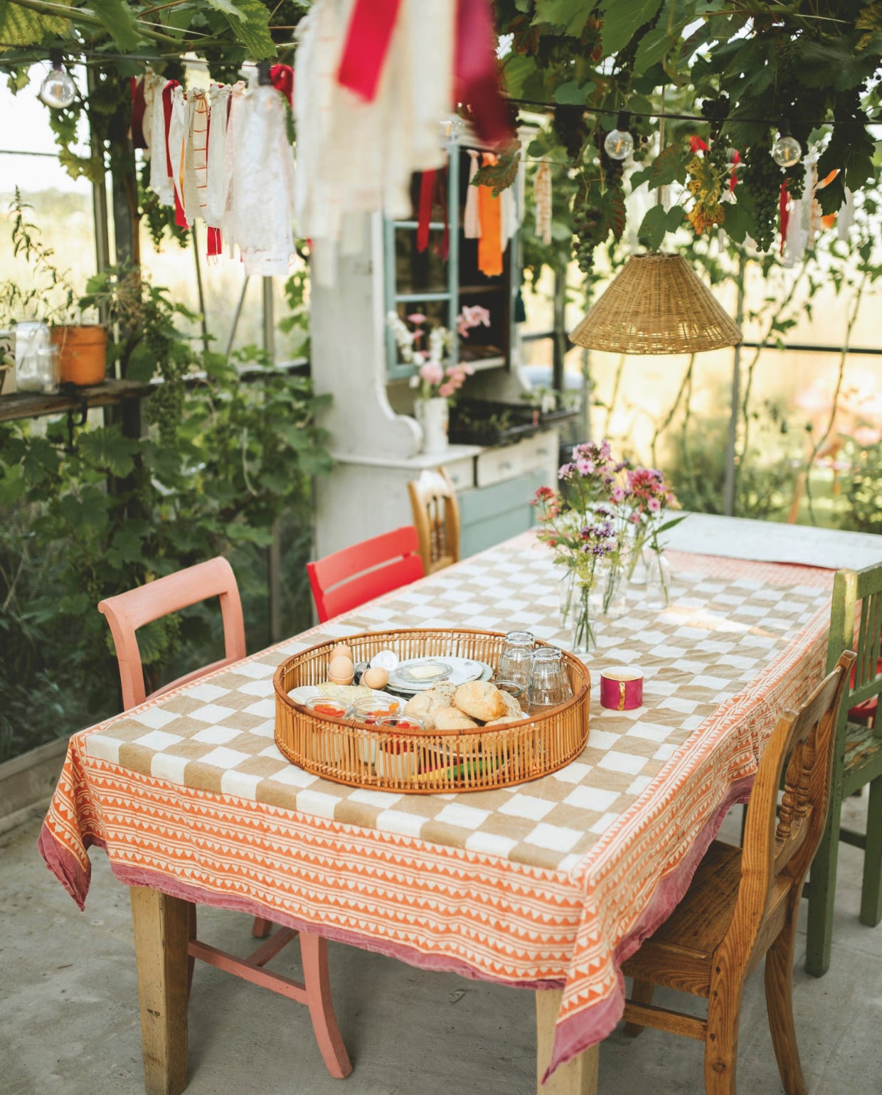Kast Studio Stijlbandiet. Stoelen kringloop, Fermob, brocante en Van Dijk & Ko. Tafelkleed Doing Goods. Mand Intratuin. Kopje Pip Studio. Priklampen Solarlampkoning. zomerspecial 2026 | styling Puck Hommerter, Eva Krebbers | fotografie Eva Krebbers (Tumbleweed & Fireflies Photography)