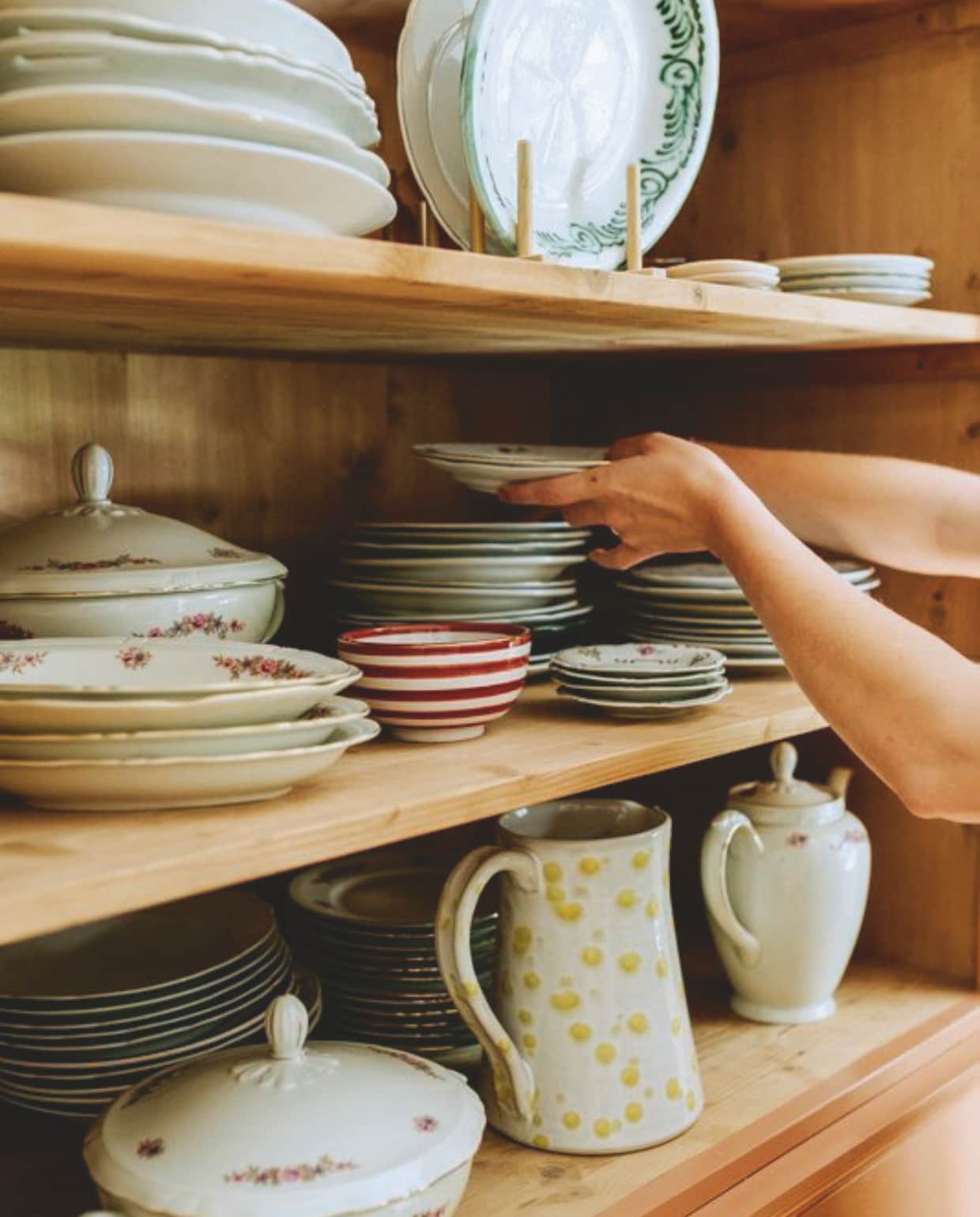 Servies brocante, kringloop, Sissy-Boy, Lenta Living, H&m Home, erfenis oma. vtwonen zomerspecial 2026 | styling Puck Hommerter, Eva Krebbers | fotografie Eva Krebbers (Tumbleweed & Fireflies Photography)