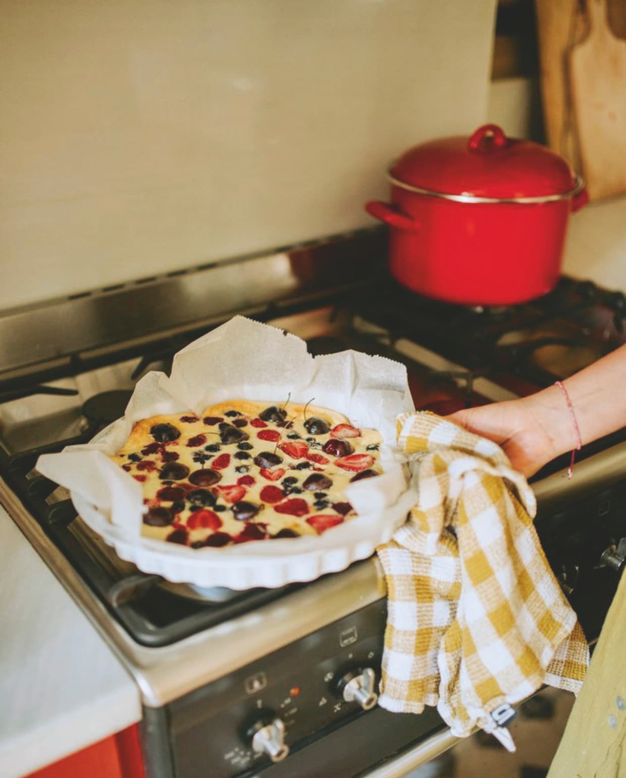 Zelfgemaakte kersenclafoutis. vtwonen zomerspecial 2026 | styling Puck Hommerter, Eva Krebbers | fotografie Eva Krebbers (Tumbleweed & Fireflies Photography)