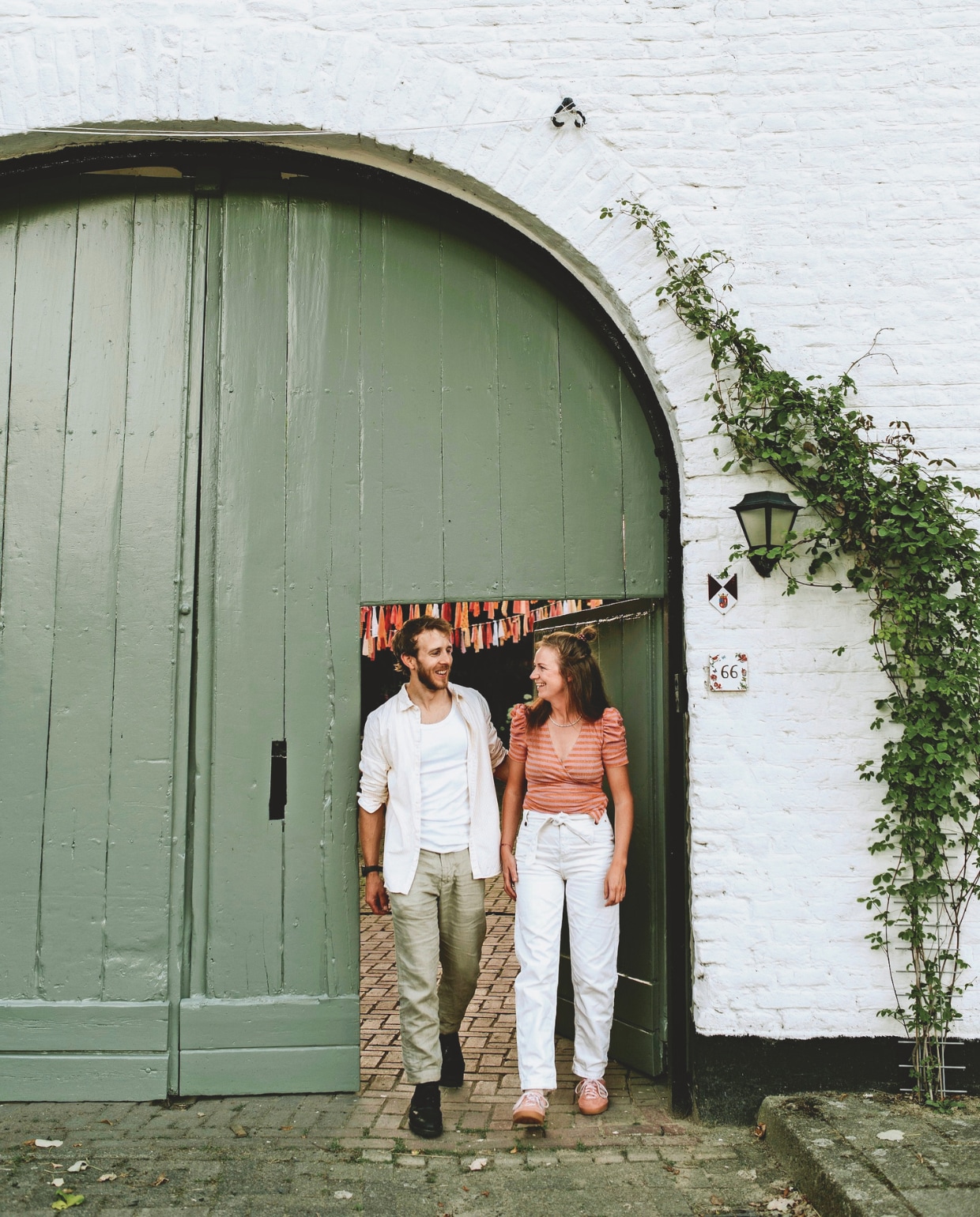 Verfkleur deuren Card Room Green van Farrow & Ball. Slingers zelfgemaakt. Nummertegel Storytiles. Klimplant schijnaugurk. vtwonen zomerspecial 2026 | styling Puck Hommerter, Eva Krebbers | fotografie Eva Krebbers (Tumbleweed & Fireflies Photography)