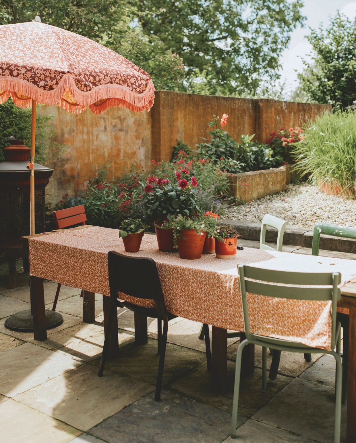 Tafelkleed Dille & Kamille. Stoelen Fermob, kringloop en Ikea. Parasol HKliving. Potten Intratuin. vtwonen zomerspecial 2026 | styling Puck Hommerter, Eva Krebbers | fotografie Eva Krebbers (Tumbleweed & Fireflies Photography)