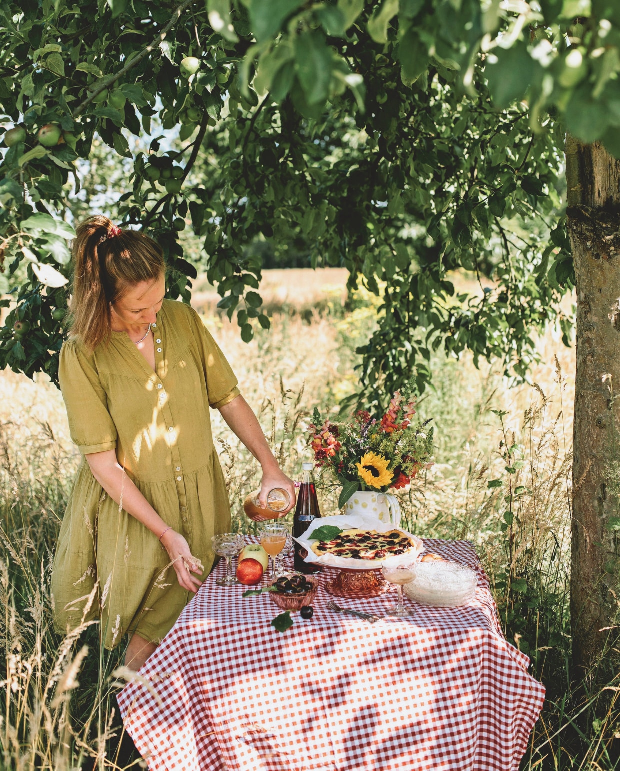 Tafelkleed Lapjeskraam Paul en Gonneke. Kan Dille & Kamille. Kommen, glazen, taartschaal en bordjes kringloop. Vaas H&m Home. vtwonen zomerspecial 2026 | styling Puck Hommerter, Eva Krebbers | fotografie Eva Krebbers (Tumbleweed & Fireflies Photography)