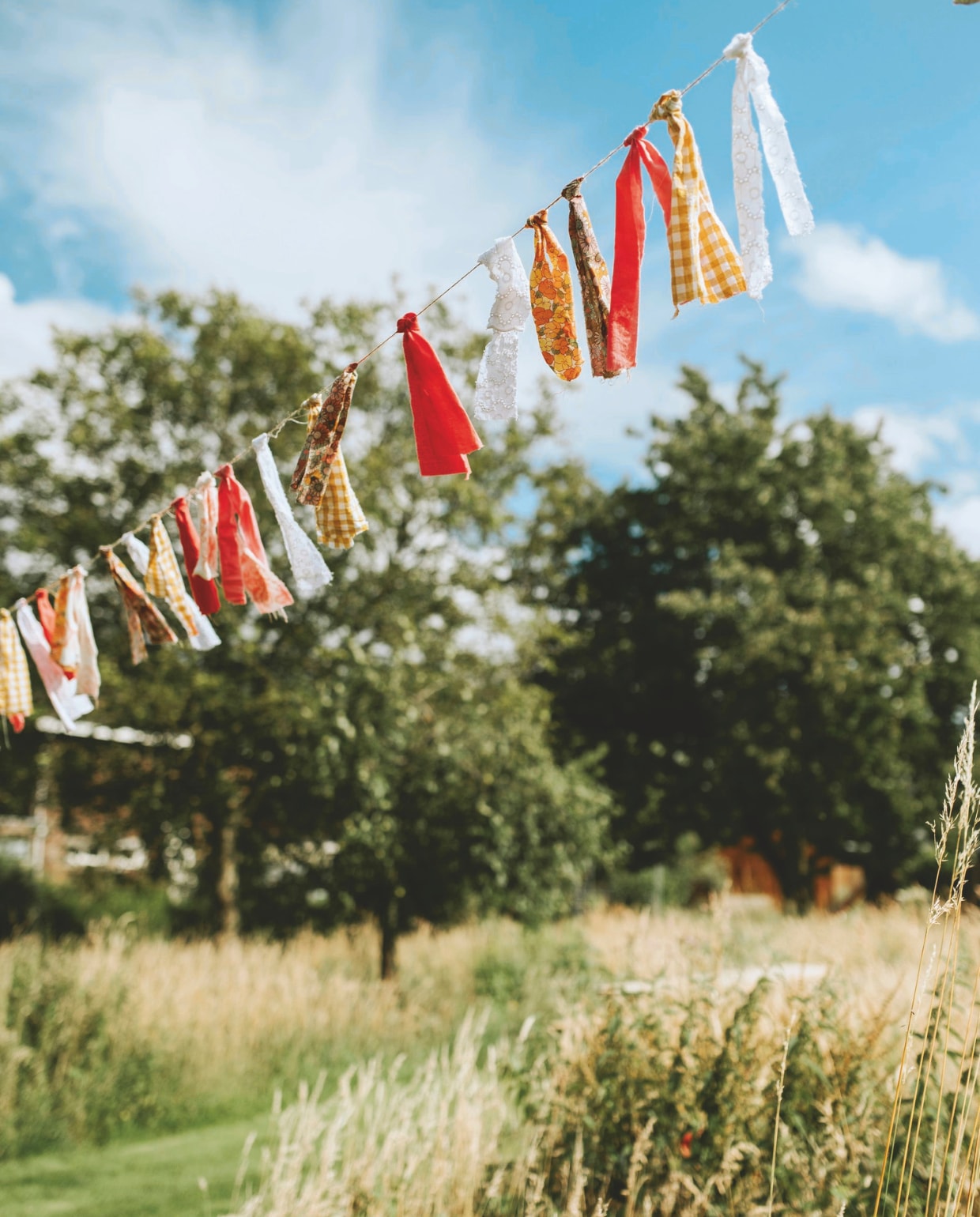 Slinger zelfgemaakt. vtwonen zomerspecial 2026 | styling Puck Hommerter, Eva Krebbers | fotografie Eva Krebbers (Tumbleweed & Fireflies Photography)