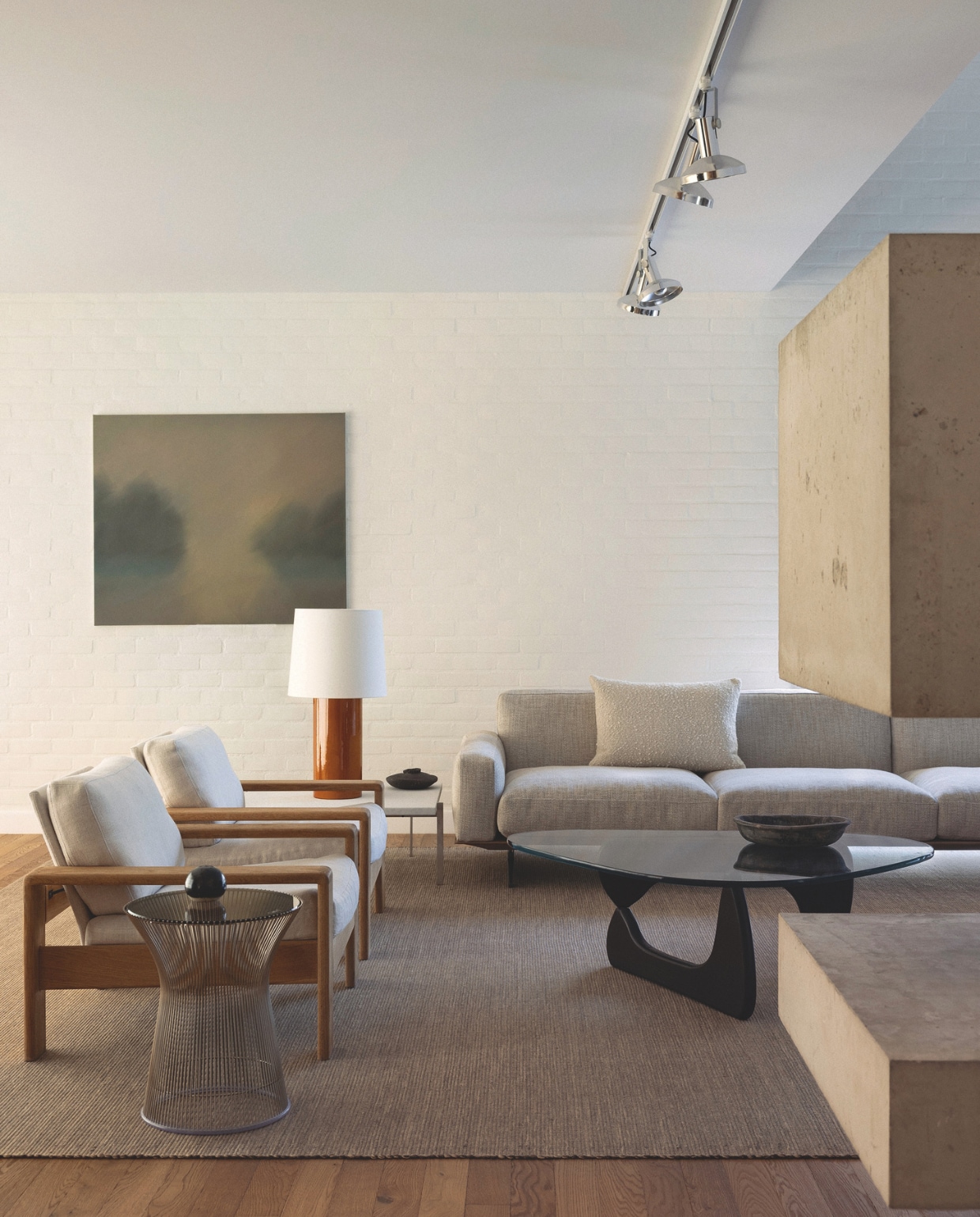 Kunstwerk Tom van Puyvelde via Buysse Gallery. Tafellamp Lisboa, ontwerp van Stef Claes. Bank Flexform via RR Interieur. Vintage tafel naast bank Poul Kjærholm. Salontafel Isamu Noguchi, aardewerk erbovenop van Pierre Culot. Vintage stoelen via Céline Hellin. Bijzettafel Warren Platner via Final Touch. Handgeknoopt Portugees vloerkleed, merk onbekend. Vintage spots Erco. vtwonen Design 04-2026 | fotografie Eric Petschek