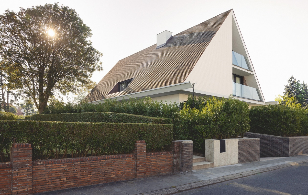 Onder het tipi-vormige dak transformeerde Stef de zolder tot één lichte ruimte die kan dienstdoen als yoga- of studeerkamer. ‘Het is zonde om van je zolder een dumpplek te maken.’ vtwonen Design 04-2026 | fotografie Eric Petschek