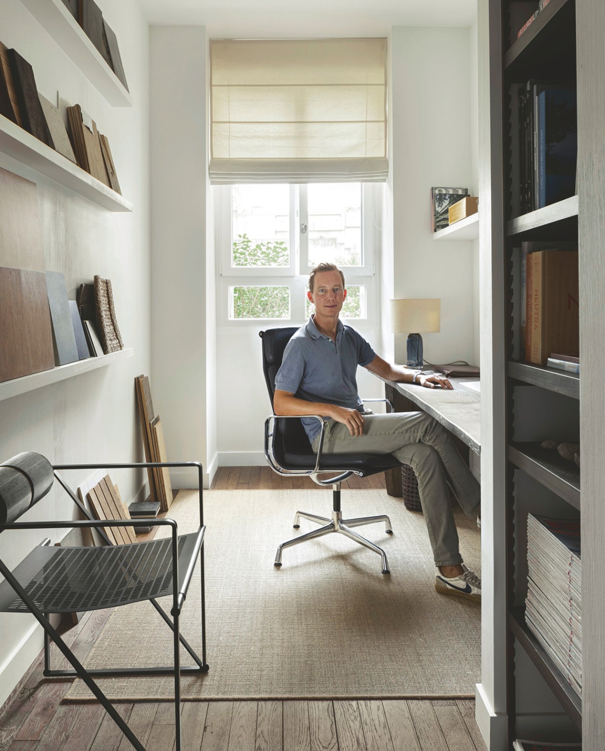Stef in zijn kantoor in zijn eigen huis in Genève. vtwonen Design 04-2026 | fotografie Eric Petschek