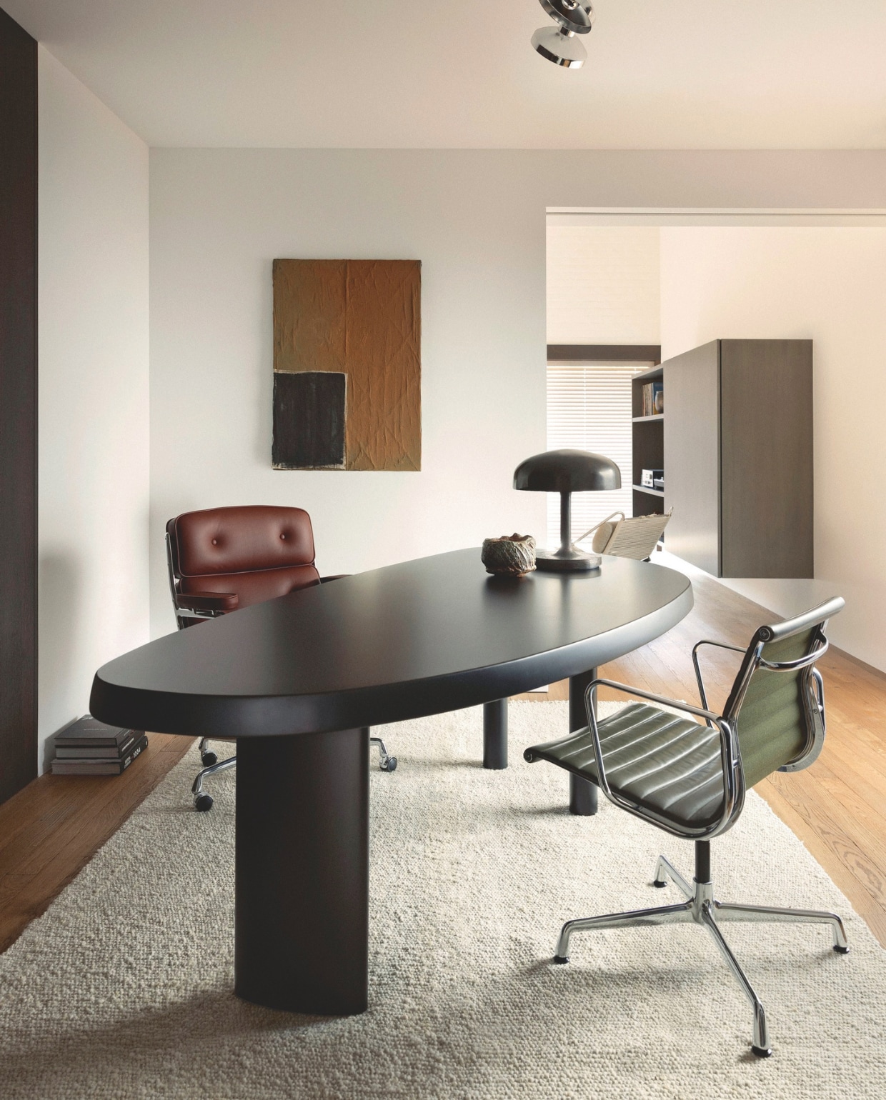Bureau Charlotte Perriand via Final Touch. Vintage vloerkleed, tafellamp van Michaël Verheyden en kunstwerk van Dean Recoules via Items by Bea. Bureaustoel Aluminium Chair 131/132 en bureaustoel rechts ontworpen door Charles & Ray Eames. vtwonen Design 04-2026 | fotografie Eric Petschek