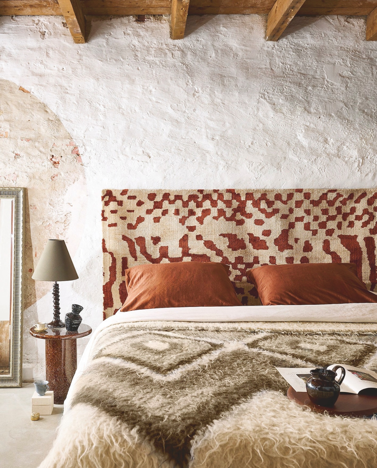 Loods 5 vloerkleed Louis, wol, cinnamon, 300x200 cm (lxb) € 300,- bijzettafel Nino, keramiek, donkerbruin, 40x45 cm (Øxh) € 135,-, dekbedovertrek, katoen-satijn, donkerbruin, 240x220 cm (lxb) € 99,95 (loods5.nl). Ferm Living snijplank Cairn, hout, donkerbruin, set van 3 € 139,- (fermliving.com). The Table Amsterdam espressokop en schotel Attic, honey € 16,95 (shop.vtwonen.nl). Zara Home tafellamp met reliëf, keramiek en textiel, groen € 79,99, kan met reliëf, aardewerk, bruin € 9,99 schuine vaas, aardewerk, zwart € 29,99 (zarahome.com). Overig privébezit. vtwonen 04-2026 | styling Sanne Ketelaar | fotografie Sjoerd Eickmans | assistentie Milena Pravilović, Hannah van der Ree, Zselyke Szendrey