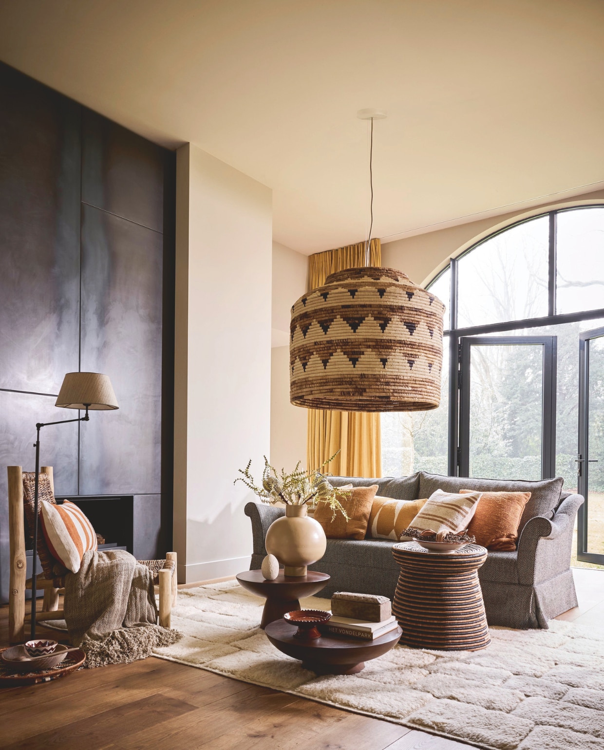 Couleur locale loungestoel Charlotte, hout en abacavezel, 80x76x90 cm (lxbxh) € 545,-, hanglamp Jua, sisal, 75x75 cm (Øxh) € 845,-, kelim kussen, handgeweven, geel € 55,-, kelim kussen, handgeweven #195 € 55,-, kelim kussen, handgeweven, gestreept € 55,-, schaal Illala, illalapalm € 255,-, bijzettafel Mascha #4, riet 1520,- (couleurlocale.eu). Aura Peeperkorn kralendoos, hout € 74,50 (aurapeeperkorn.com). Beni Ouarain vloerkleed, wol, soortgelijk prijs op aanvraag (rozenkelim.nl). Household Hardware kussen mosterd, grote streep € 95,-, kom, walnoothout € 17,95, zigzag kom, keramiek € 9,50, zigzag bord op voet € 39,95,  lepel, harirahout € 7,50 (householdhardware.nl). Urban Nature Culture salontafel Rotondo, sunkaihout, 53x30 cm (Øxh) € 349,- en 62x18 cm (Øxh) € 369,-, Urban Nature Culture vaas Pot Ilo, keramiek, beige € 169,99 (shop.vtwonen.nl). Atelier de Rijk decoratief ei, prijs op aanvraag (atelierderijk.com). Overig privébezit. vtwonen Landelijk 05-2026 | styling Kelly van Gendt en Liza Wassenaar | fotografie Alexander van Berge