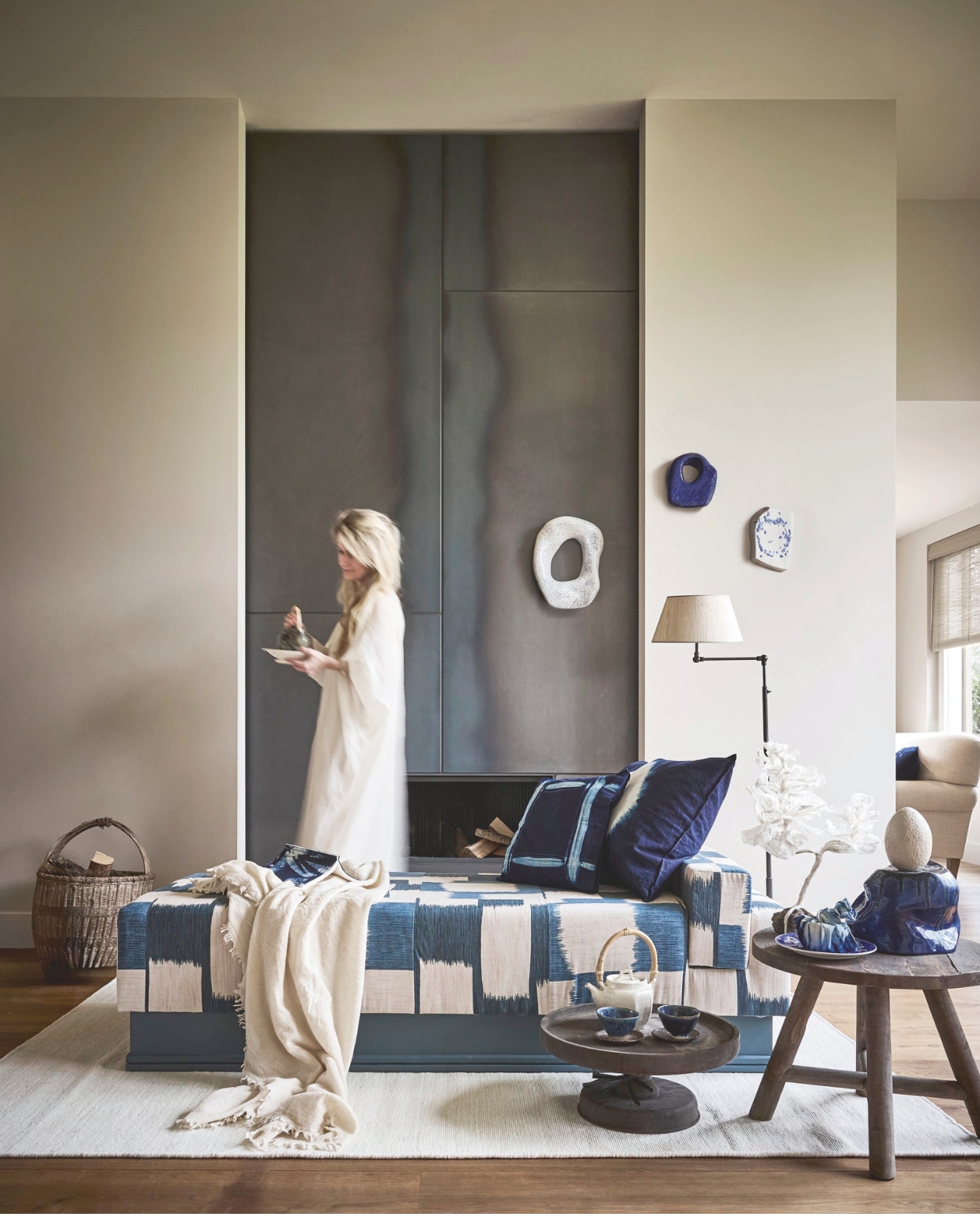 Atelier de Rijk kunst aan de wand, keramiek, decoratief ei en voet, keramiek, prijs op aanvraag (atelierderijk.com). Etosha kussen mixed pattern blue € 46,-, Heartwear kussenhoes, fairtrade, handbedrukt indigo € 75,-, Heartwear kaars in stof, fairtrade, indigo € 79,-, Heartwear boekje, fairtrade stof, indigo, prijs op aanvraag (mvninteriors.com). Tableware Amsterdam Maastricht blauw bord, keramiek, prijs op aanvraag (tableware.amsterdam). Papierkunst zwam, prijs op aanvraag (atelierderijk.com). Japanse theepot en Japanse kopjes, keramiek, prijs op aanvraag (japansetheepot.nl). Aura Peeperkorn plateau, 40x30 cm (Øxh) € 124,95, bijzettafel, 50x50 cm (Øxh) € 253,- (aurapeeperkorn.com). Combitex op maat gemaakt daybed, prijs op aanvraag (com-anders.nl), bekleed met Larsen katoenen stof Sebu, per meter € 295,- (larsenfabrics.com). Overig privébezit. vtwonen Landelijk 05-2026 | styling Kelly van Gendt en Liza Wassenaar | fotografie Alexander van Berge