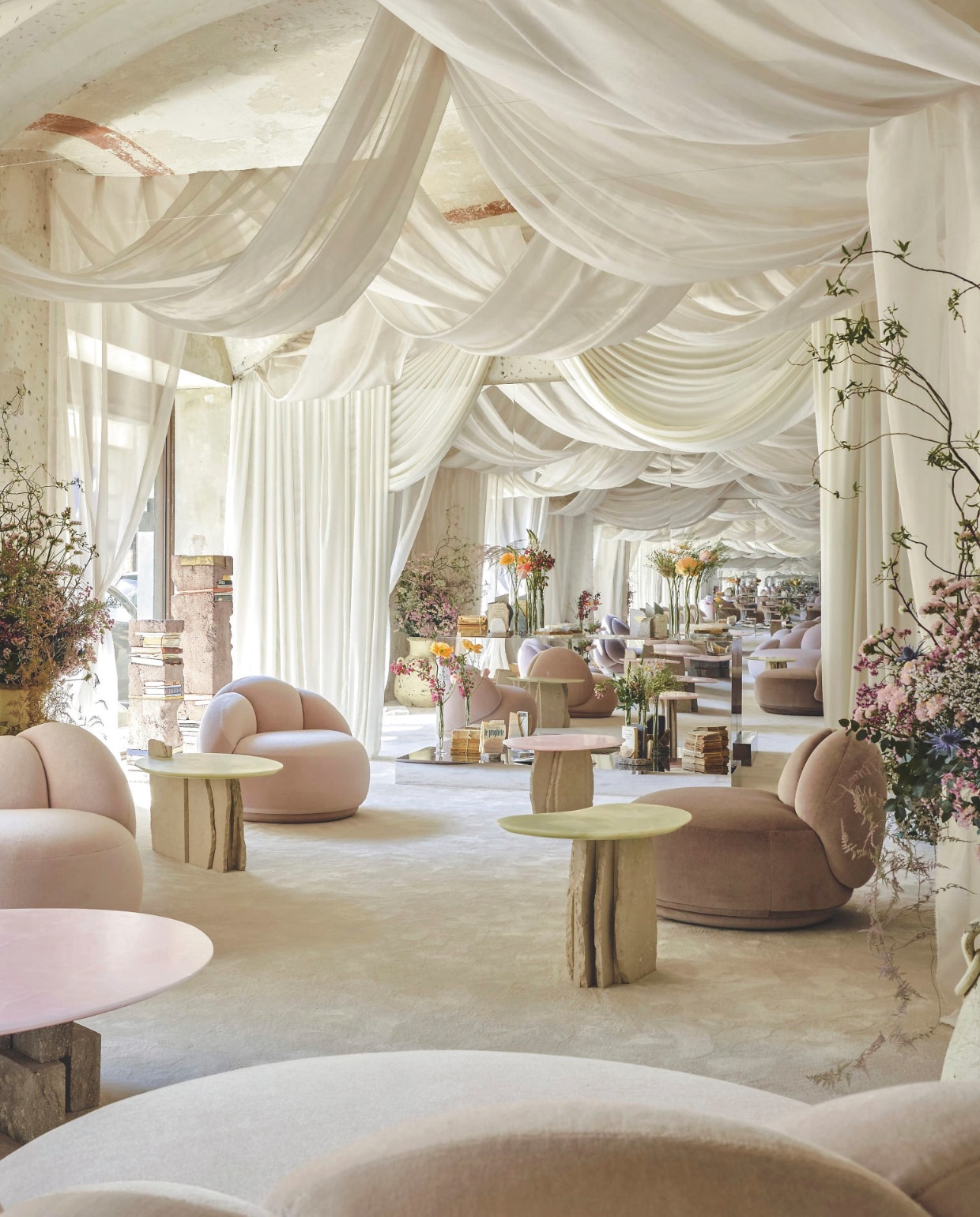 Feminiene salon van Aline Asmar d’Amman. vtwonen Design 05-2026 | fotografie Giulio Ghirardi, The Power of Tenderness