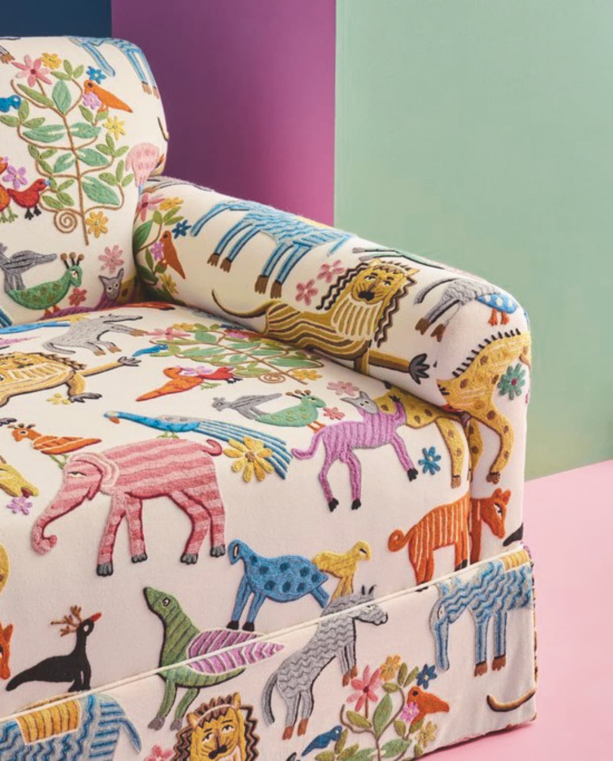 Bank met dierenprints. vtwonen Design 05-2026 | fotografie Clarence House, Africa designed by Kazumi Yoshida