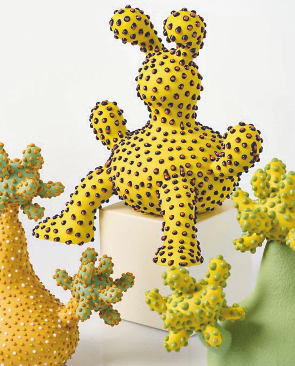 Geel gestippeld dier. vtwonen Design 05-2026 | fotografie Julia Schaerdel, Bloomimals by Ahryun Lee