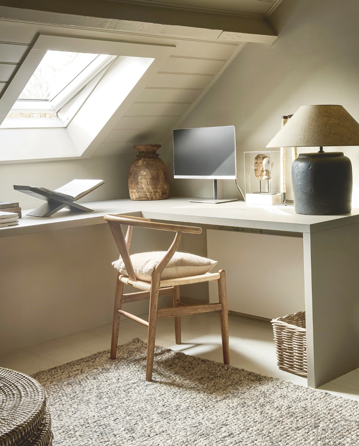 Muurkleur Old Flax van Pure & Original. Vloer wit laminaat. Vloerkleed De Agave Natuurlijk Wonen. Bureau via Interveld Interieur. Stoel en kussen De Tuynkamer. Soortgelijke boekhouder Jotex. Kruik ’t Potterieke. Kunst We are Studio 085. Lamp antiek. Mand links De Agave Natuurlijk Wonen. Mand rechts Intratuin.
