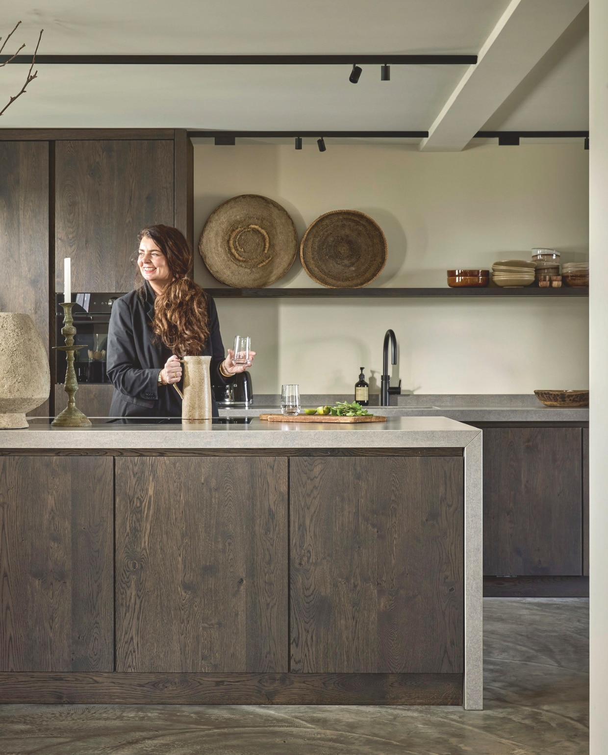 Plank en keukenkleur Wengé via Ak Keukens. Kruik links Snufenshoe. Kandelaar en kaars Katoo Fashion&living. vtwonen Landelijk 05-2026 | styling Kristel van Leeuwen | fotografie Peggy Janssen