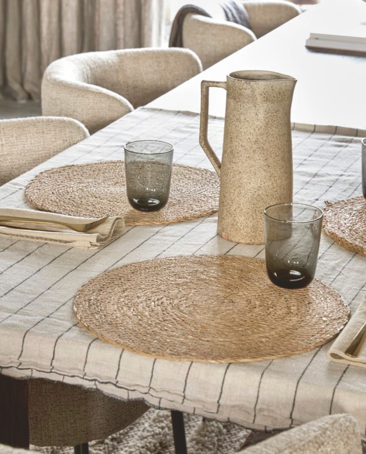 Eetkamerstoelen Zen Lifestyle. Tafelkleed H&m. vtwonen Landelijk 05-2026 | styling Kristel van Leeuwen | fotografie Peggy Janssen