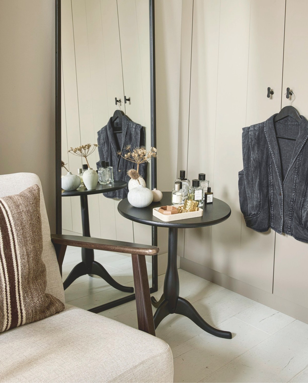 Muurkleur Old Flax van Pure& Original. Kast via Interveld Interieur in kleur Drift van Pure & Original. Stoel en kussen H&m. Spiegel De Tuynkamer. Bijzettafel antiek. vtwonen Landelijk 05-2026 | styling Kristel van Leeuwen | fotografie Peggy Janssen