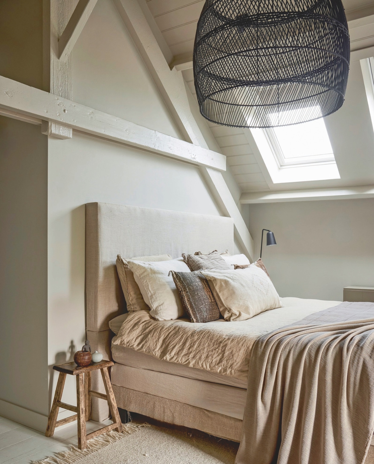 Muurkleur Old Flax van Pure & Original. Vloer wit laminaat. Vloerkleed, hang- en nachtlamp De Tuynkamer. Bed en sprei Slaapsfeer. Beddengoed Jotex. Kruk antiek. Vaasjes Anne-Marie Wonen. vtwonen Landelijk 05-2026 | styling Kristel van Leeuwen | fotografie Peggy Janssen