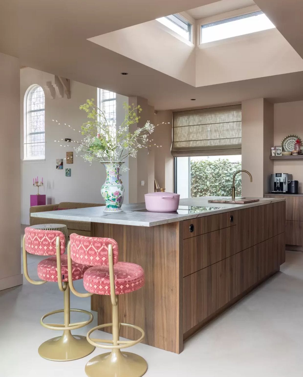 Keuken Leicht. Snijblad HKliving. Kraan Quooker. Krukken Spektakel Wonen. Vaas Beau Tigre. Pan Bk. Raambekleding Veneta.
