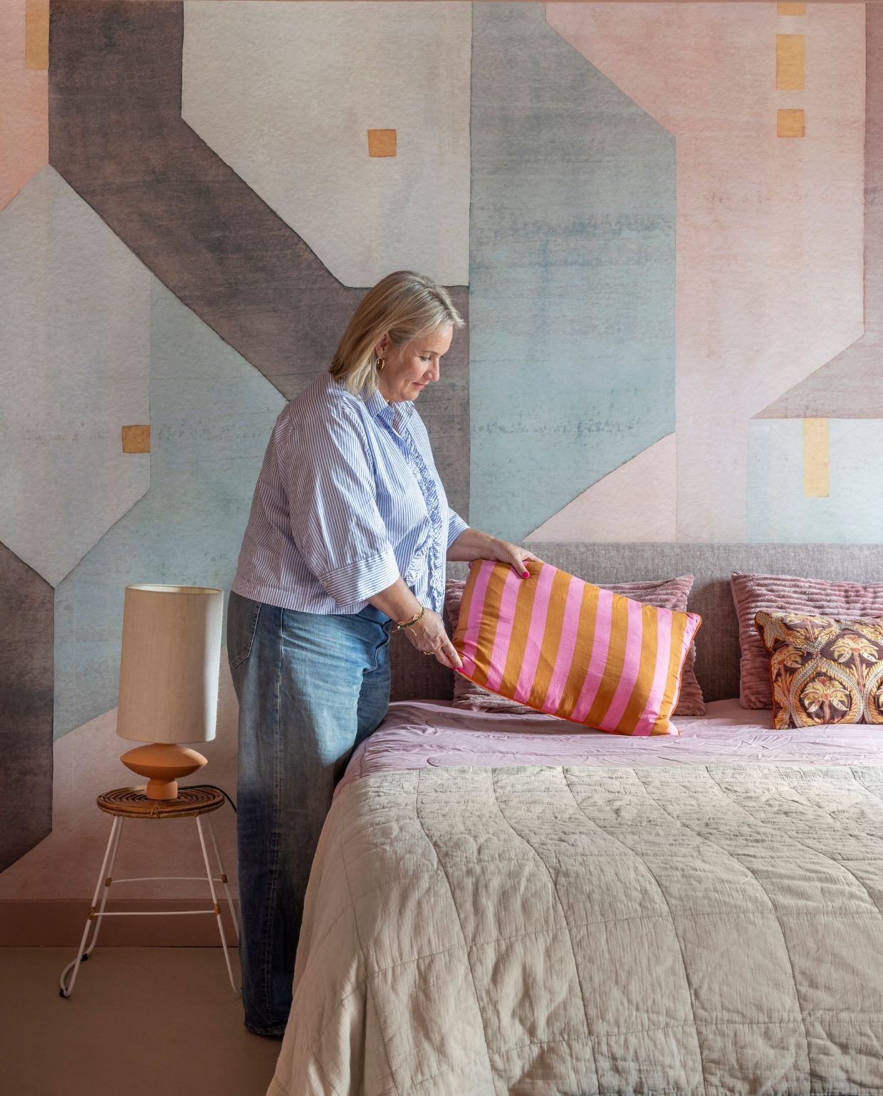 Lamp HKliving. Behang Photowall Sweden. Kussen zelf gemaakt. vtwonen 06-2026 | fotografie Anneke Gambon