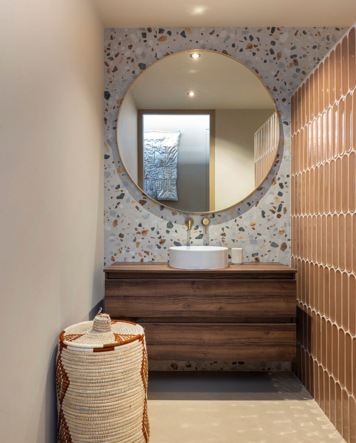 Wastafelmeubel en spiegel Sanitairwinkel. Wasmand Kleurliefde. Vloer Solo Gietvloeren. Muurtegels rechts vtwonen. Muurtegels achter wastafel Sanitairwinkel. vtwonen 06-2026 | fotografie Anneke Gambon