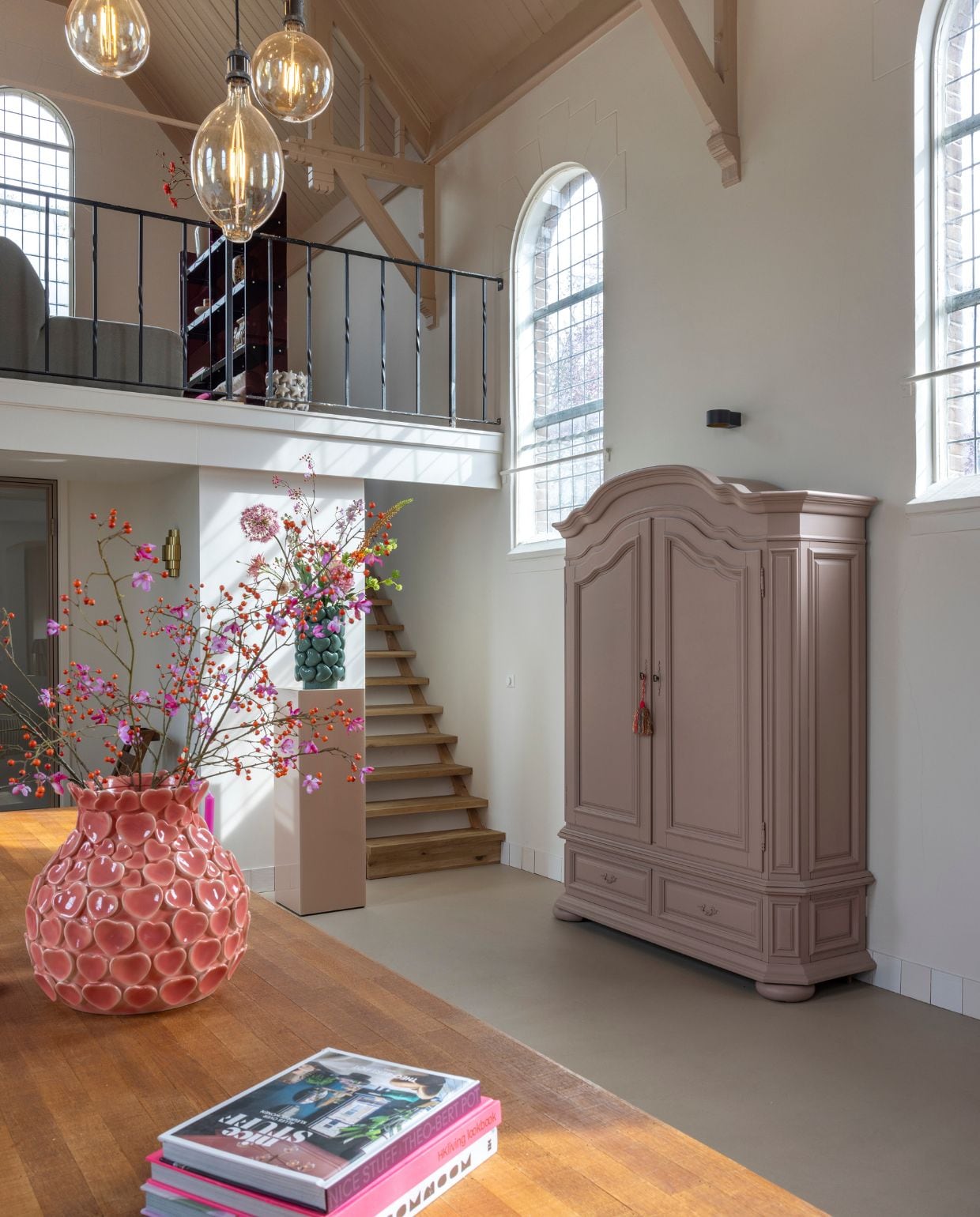 Kast antiek, geverfd in Diamond Dust van Lab Paint. Vazen en bloemen Kleurliefde. Console HKliving. vtwonen 06-2026 | fotografie Anneke Gambon
