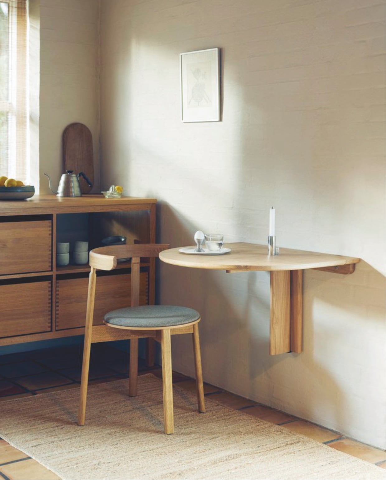 Form and Refine klaptafel Trefoil, eikenhout, 75x68x49 cm (bxdxh) € 789,- (formandrefine.com). vtwonen Design 04-2026