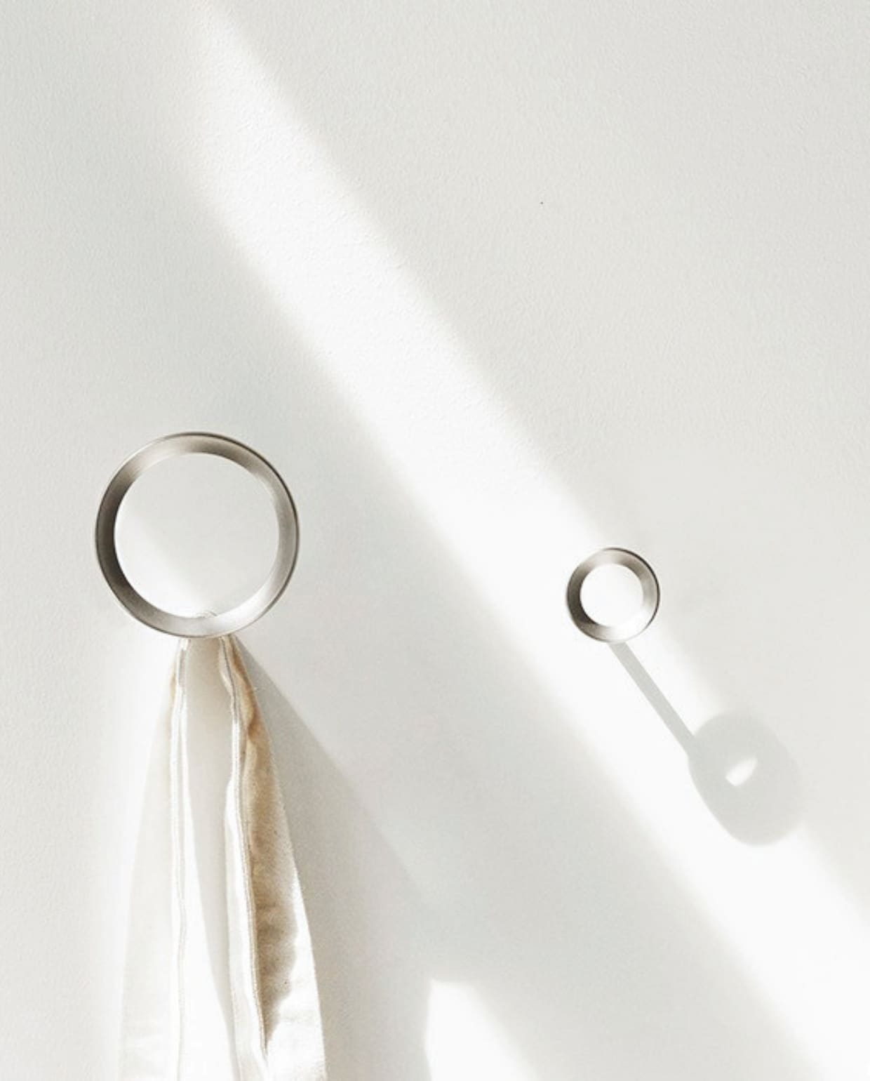 Normann Copenhagen kapstok Loop, geborsteld zink, 7,8 cm (Ø) € 25,- (normann-copenhagen.com) vtwonen Design 04-2026