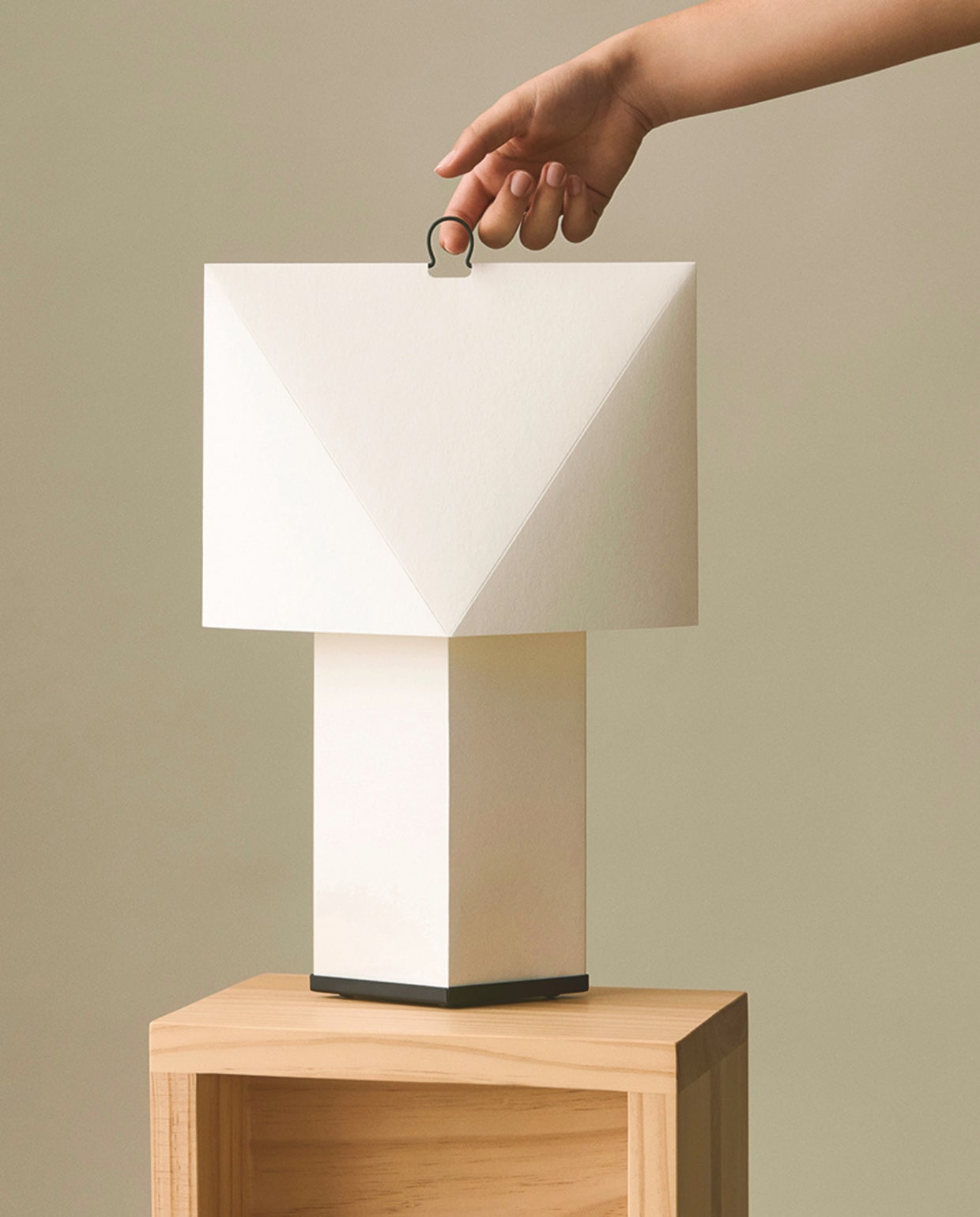 Hay tafellamp Aplat 440, papier, 28x17,5x44 cm (bxdxh) € 139,- (hay.dk). vtwonen Design 04-2026