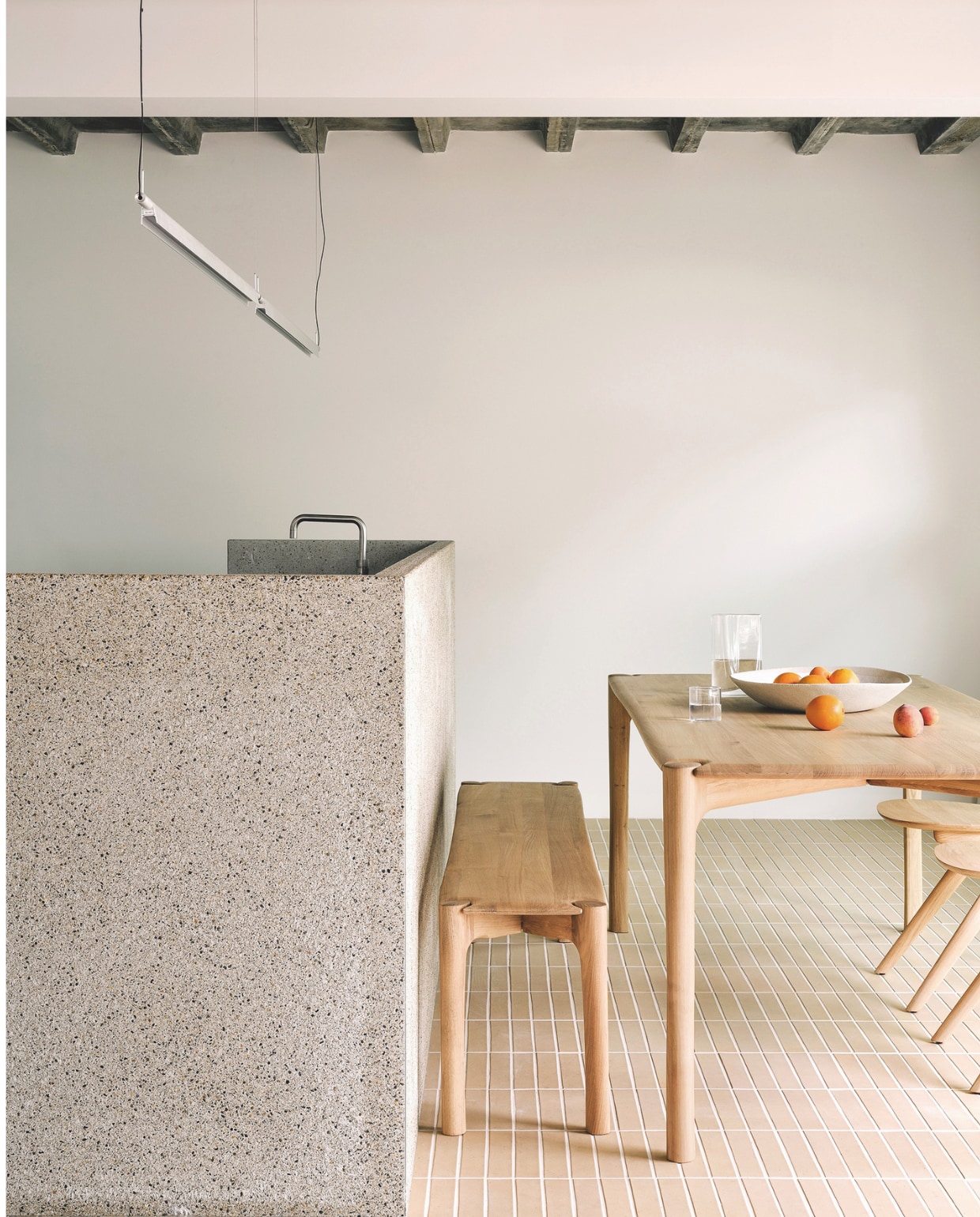 Bank en tafelPi van Ethnicraft. vtwonen Design 04-2026