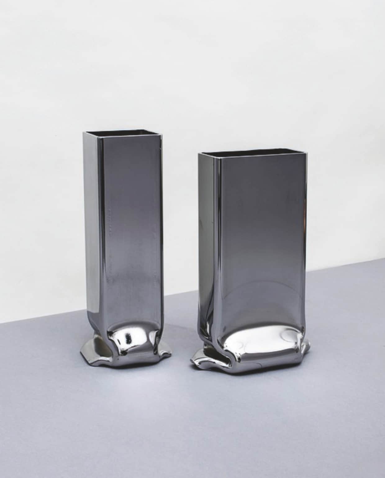 Tim Teven vazen Pressure, verchroomd staal, 8x8x28 cm en 12x6x25,5 cm (bxdh), vanaf € 260,- en € 270,- (timteven.com). vtwonen Design 04-2026