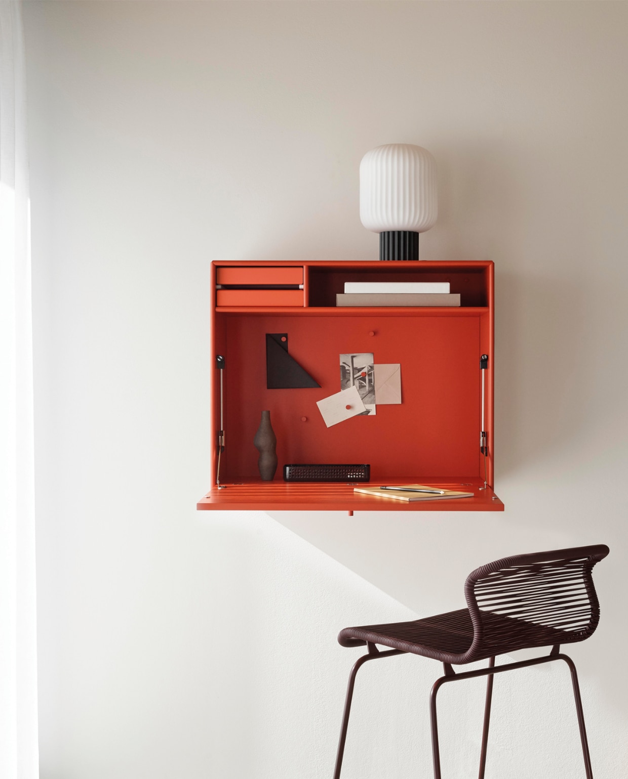 Montana secretaire Studio, gelakt mdf,  69,6x30x58,2 cm (bxdxh) € 1559,- (montanafurniture.com). vtwonen Design 04-2026