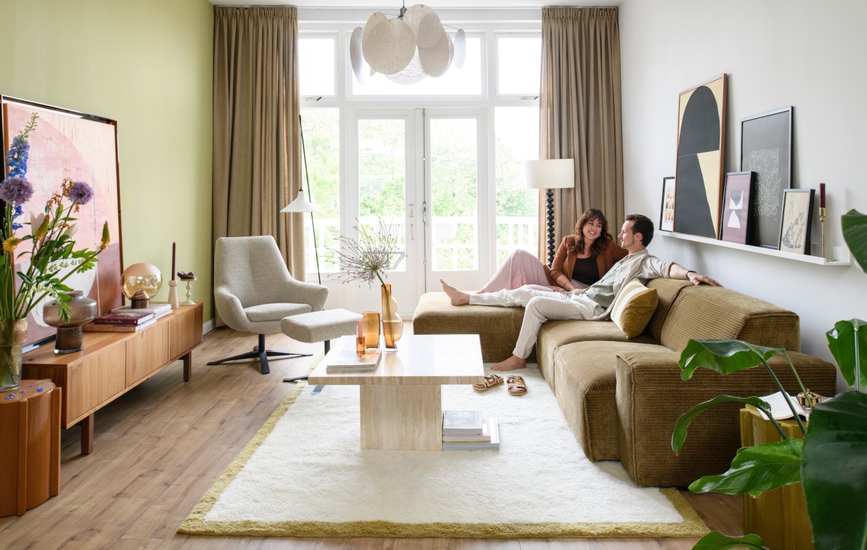 Bijzettafel Avion van Woonexpress, schilderij HKliving. Bank Noxx, vloerkleed Pilo, vaas Terra, vaas Trasmo en velvet kussen streep Kim allemaal van Montèl.