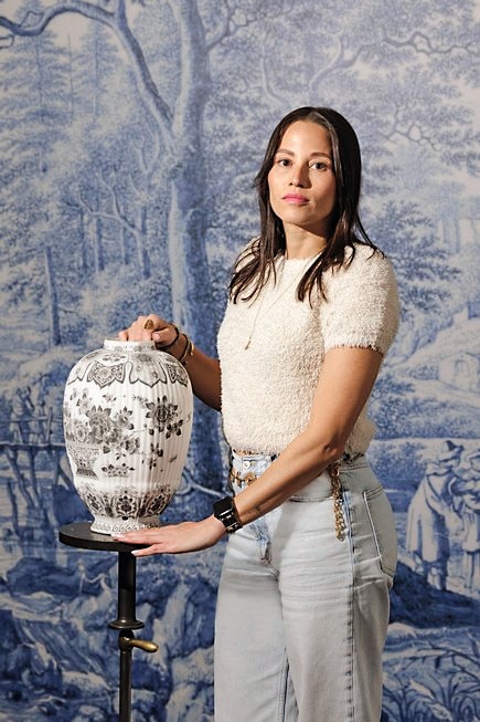 Royal Delft-aardewerk vtwonen landelijk 5-2026 | tekst Eveline Stoel | fotografie Ernie Enkelaar (beelden werkplek), Julia Dongstra (portretten Bianca en ponsief)