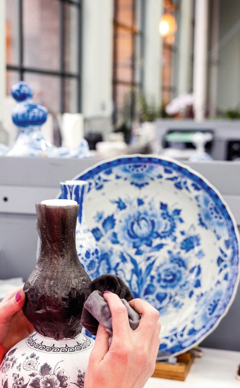 Royal Delft-aardewerk vtwonen landelijk 5-2026 | tekst Eveline Stoel | fotografie Ernie Enkelaar (beelden werkplek), Julia Dongstra (portretten Bianca en ponsief)