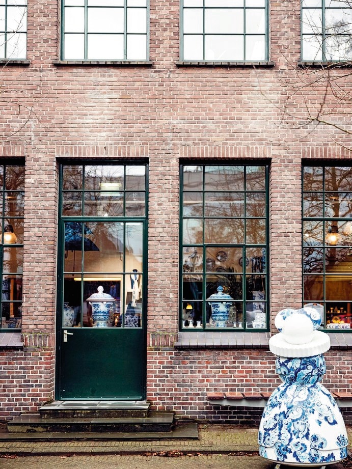Royal Delft-aardewerk vtwonen landelijk 5-2026 | tekst Eveline Stoel | fotografie Ernie Enkelaar (beelden werkplek), Julia Dongstra (portretten Bianca en ponsief)