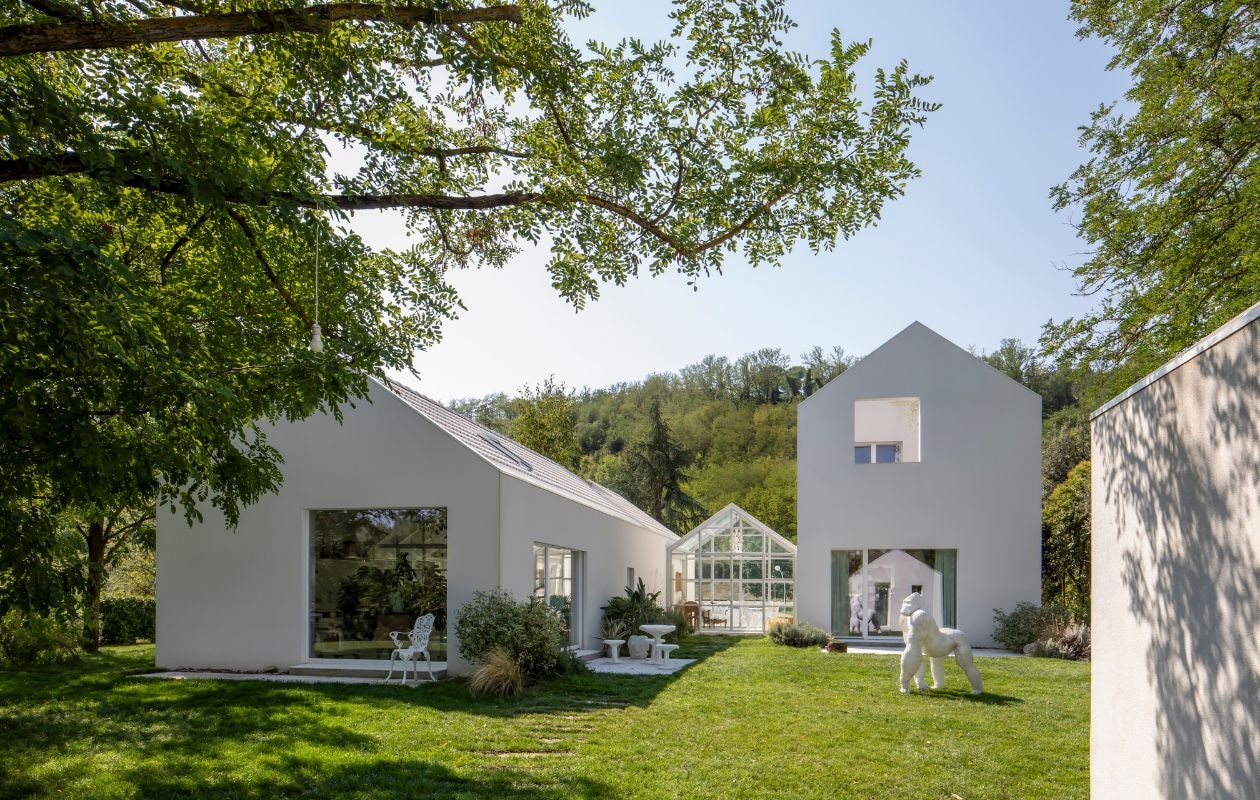 Het huis en de studio zijn twee aparte gebouwen, verbonden door een kleine transparante structuur die lijkt op een kas. Gorilla van Marcantonio voor Armani. Tuinstoel links van Studio Job voor Seletti. Tuinset in de vorm van paddenstoelen van Seletti. vtwonen Design 05-2026 | fotografie Helenio Barbetta