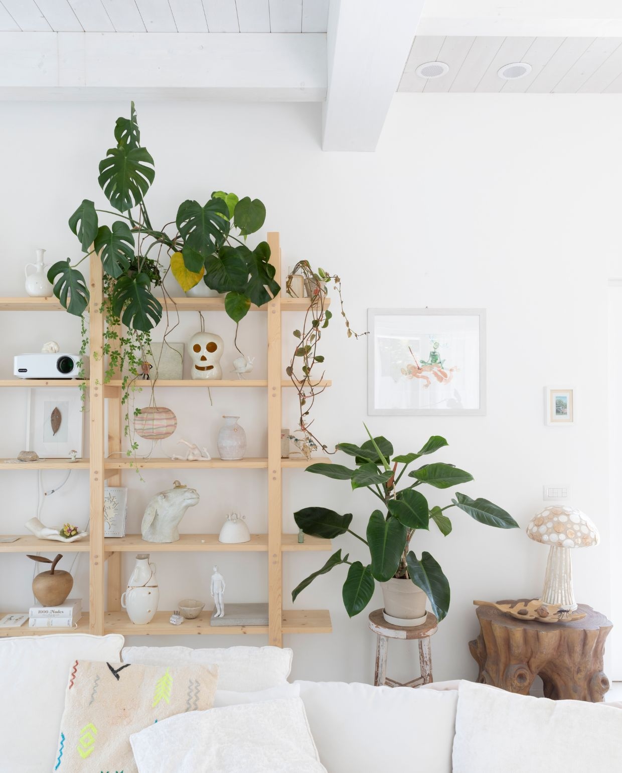 Overal staan kamerplanten. Houten rek gemaakt door Marcantonio. Champignonlamp gekocht op Bali. vtwonen Design 05-2026 | fotografie Helenio Barbetta