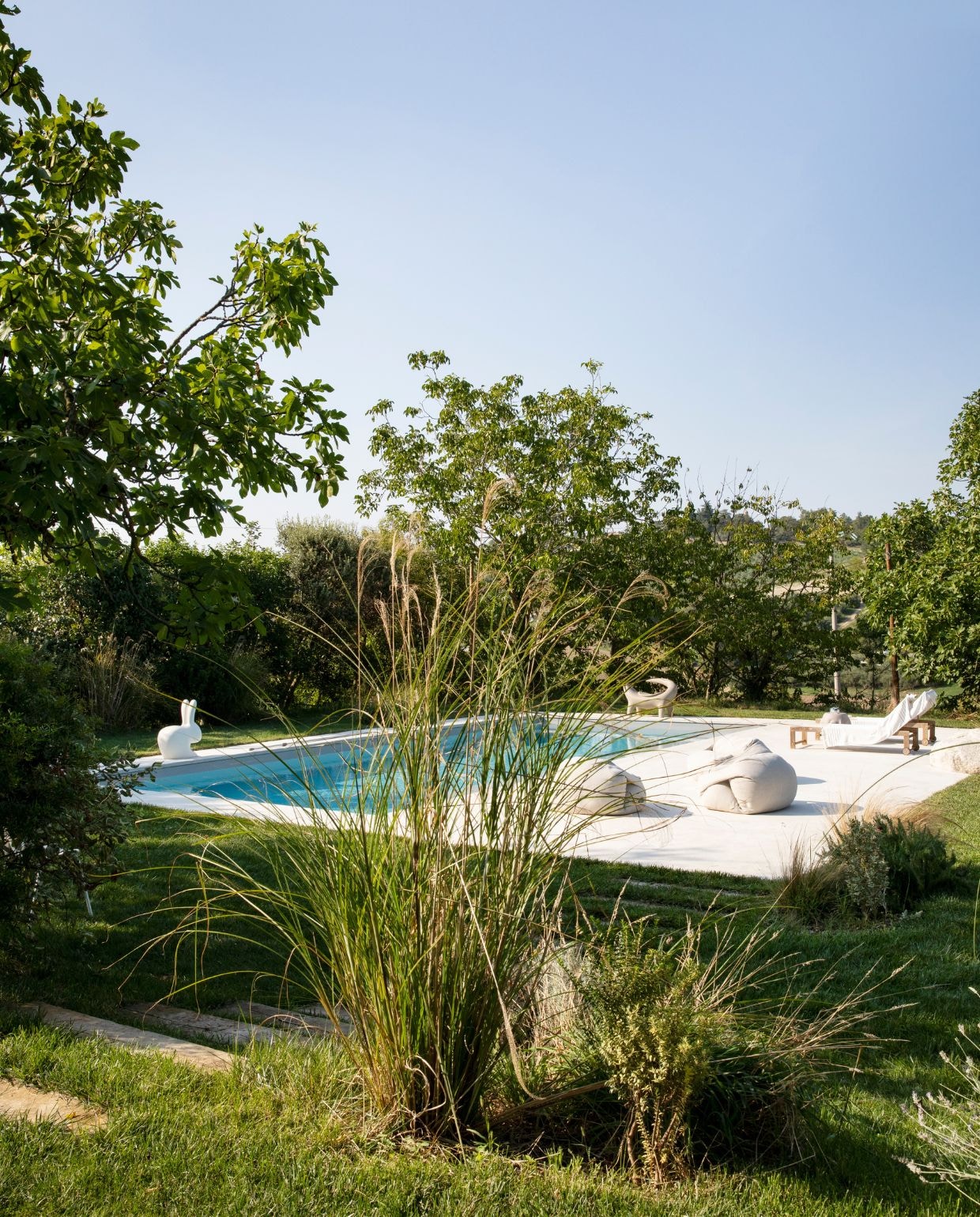 Poefs van Natuzzi. Stoel Rabbit en tuinbank Croco van Slide. vtwonen Design 05-2026 | fotografie Helenio Barbetta